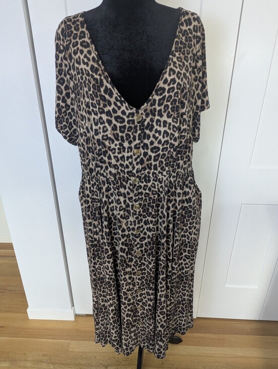 torrid Dresses & Skirts - Torrid Plus Size 4x 26 Leopard Print Midi Dress Short Sleeve